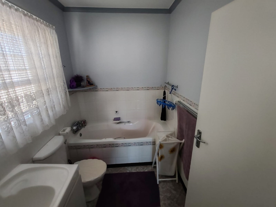 3 Bedroom Property for Sale in De Kelders Western Cape